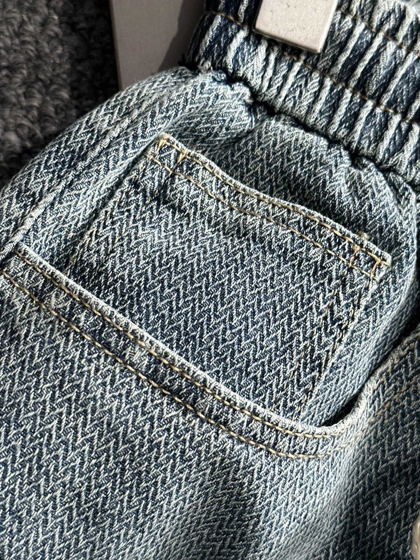 🅿️330 Stone Island 2025 summer new jeans denim shorts are woven from imported Japanese Denim plain cotton denim fabrics. They have three standards. The top stonewashing process makes the texture reach the old taste of the 1980s. It is soft, delicate, comfortable and breathable. The color has a modern and fashionable vicissitudes. The upper body is versatile and fashionable! Light luxury, a must-have item for daily commuting! Size: M-4XL (please state your height and weight when placing an order)